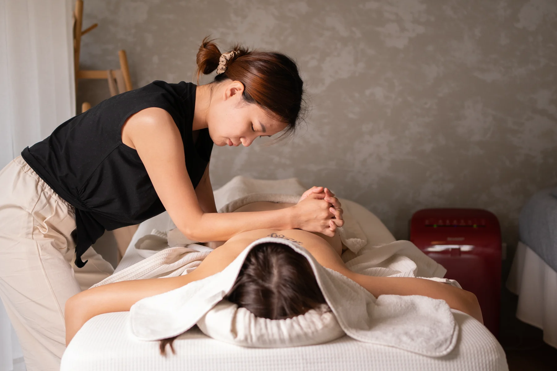 MimiStudio therapist providing a treatment